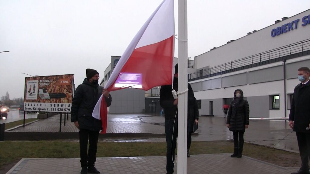 Biało-czerwona zawisła z inicjatywy śremian