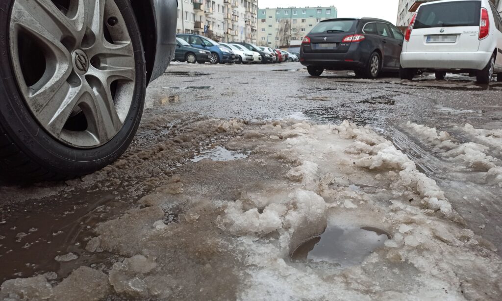 W nocy mokre drogi mogą zamarzać