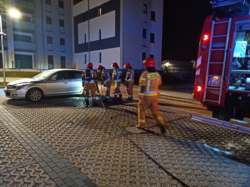 Pożar na parkingu. Powód? Lekkomyślne zachowanie