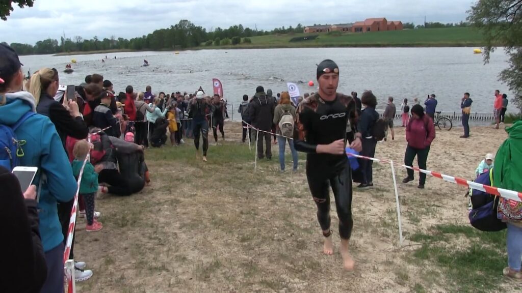 Ponad 300 śmiałków na starcie triathlonu