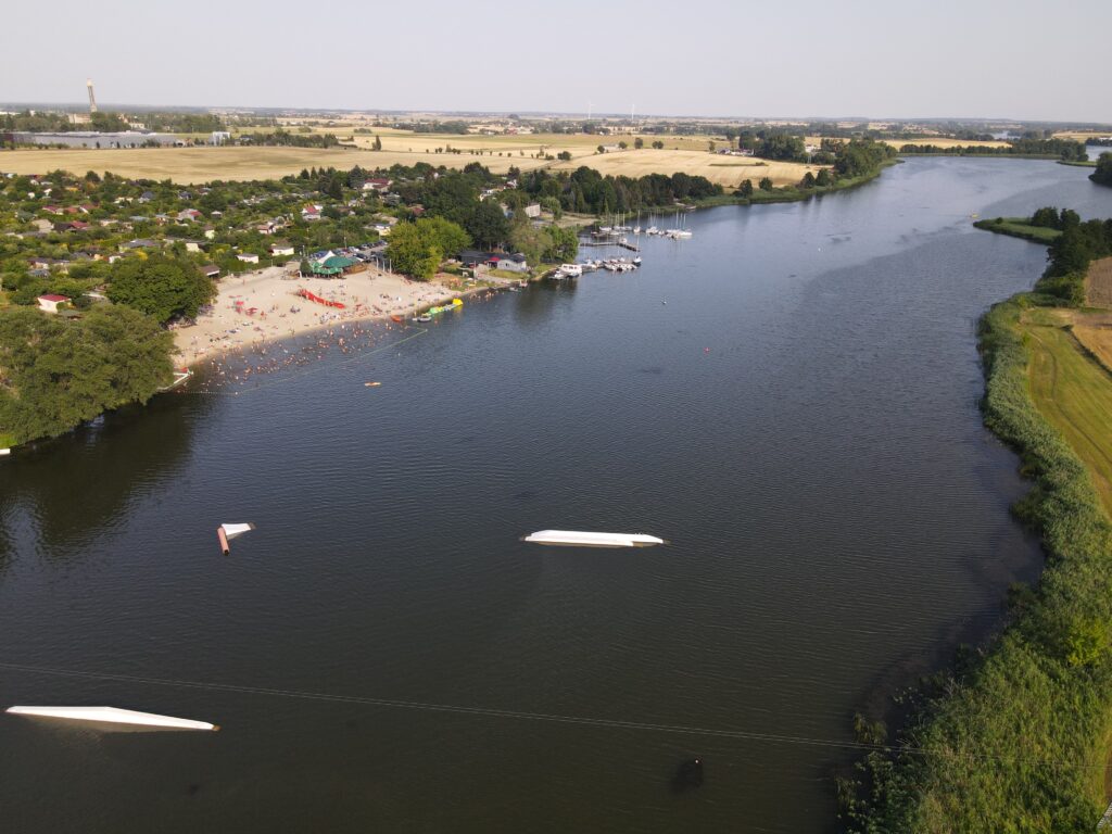 Śrem, Dolsk. Woda zdatna do kąpieli. Plaża otwarta w końcówce sezonu