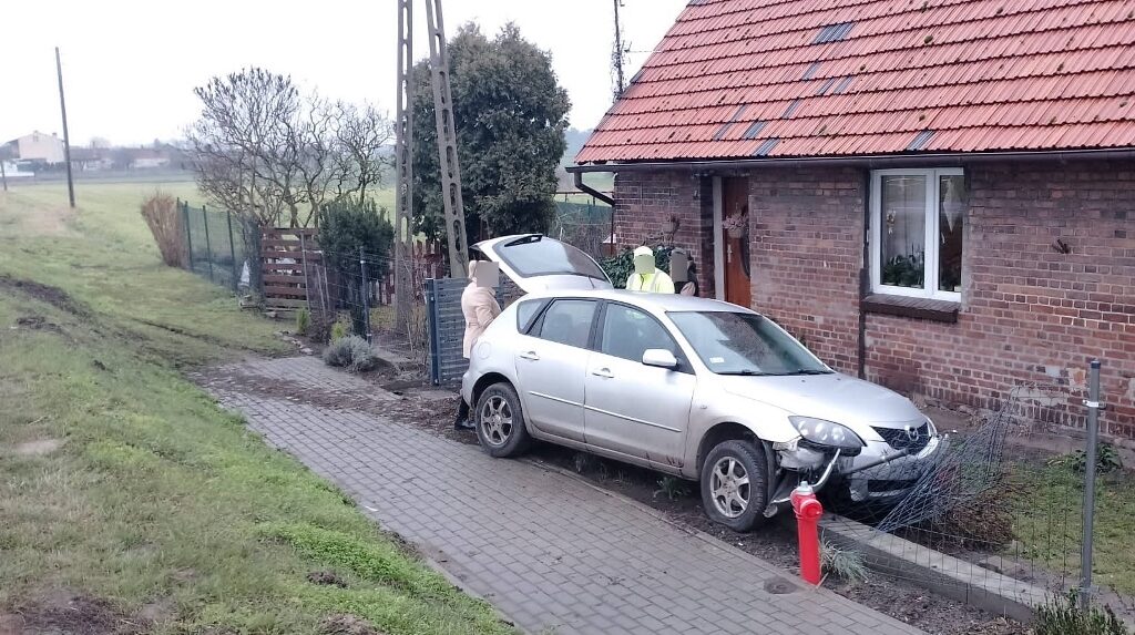 Drzonek. Zasnął za kierownicą i niemal wjechał w domu