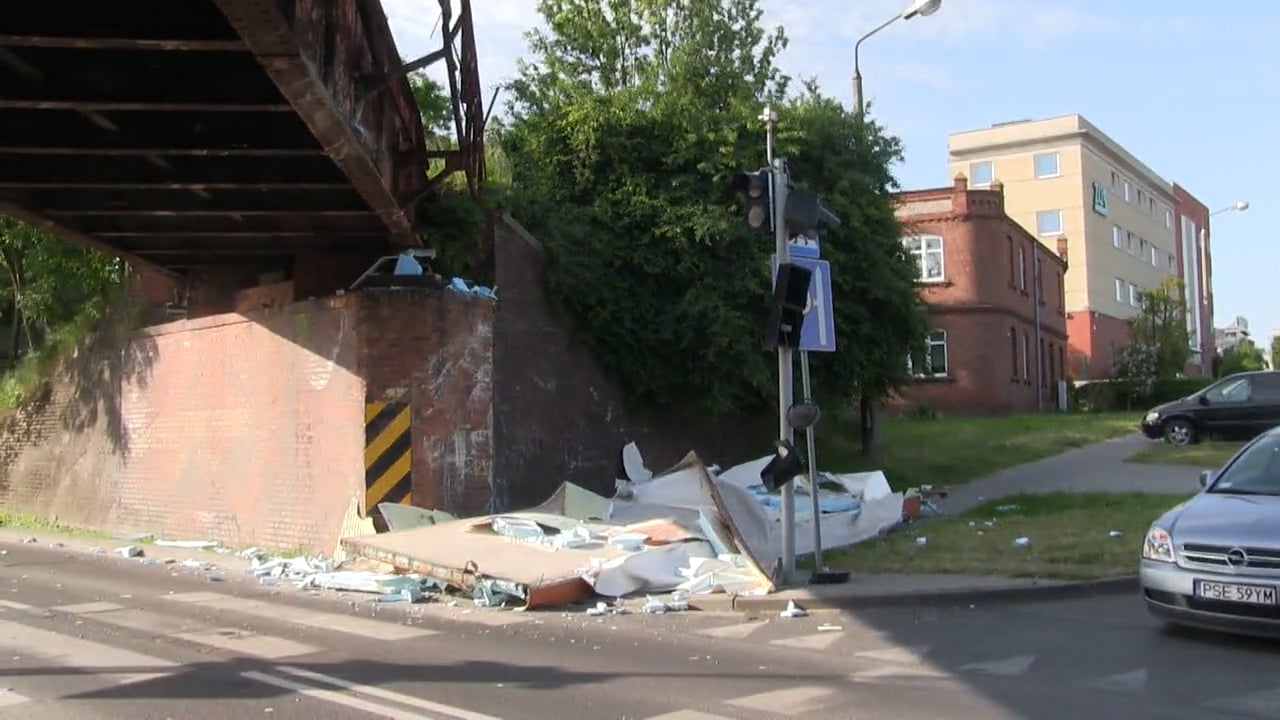 Fragmenty uszkodzonej ciężarówki spadły na auto. Wysoki mandat dla kierowcy