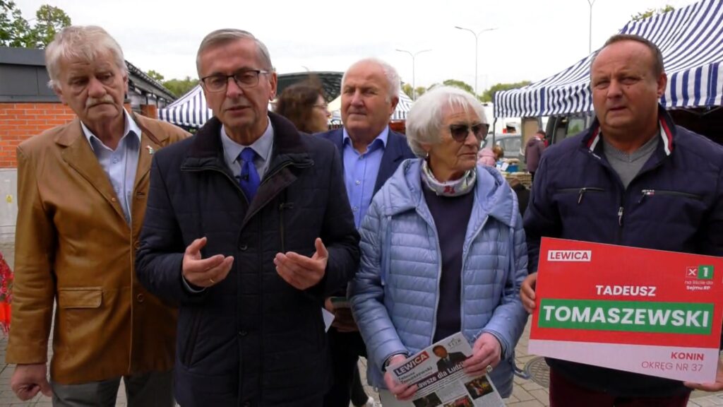 Poseł Tomaszewski wręczał czerwone goździki