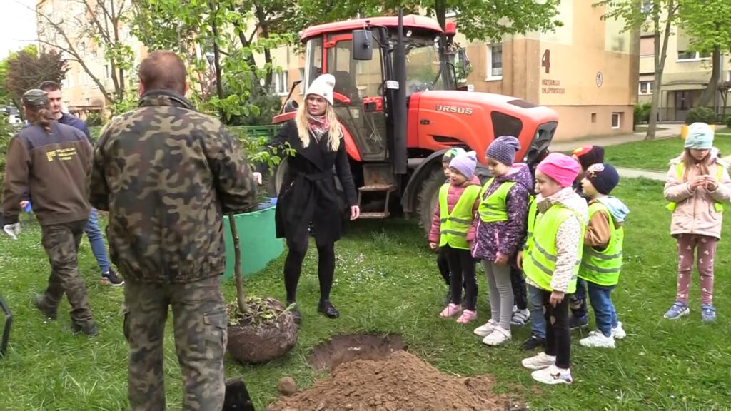 Przedszkolaki sadziły drzewa na osiedlu