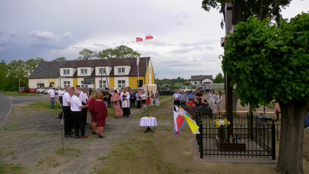 Nowy krzyż w Konarzycach