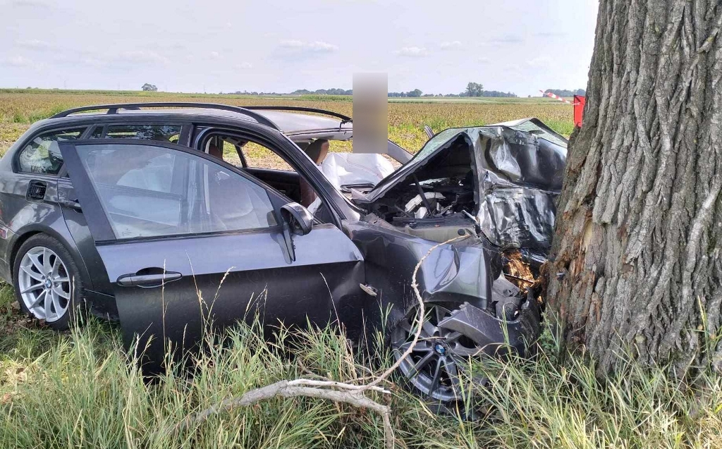 BMW uderzyło w drzewo na polnej drodze. Zginął 27-letni pasażer