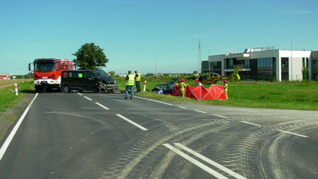 Wypadek na DW434. Auto zjechało na czołówkę