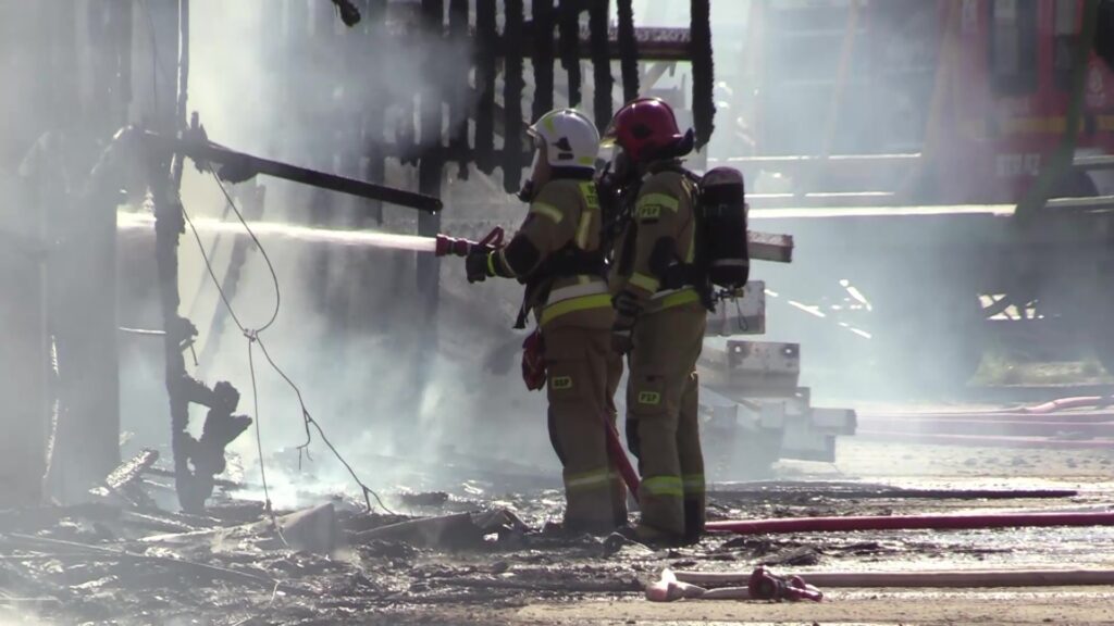 Pożar na terenie kombinatu Manieczki. Dym był widoczny z wielu kilometrów