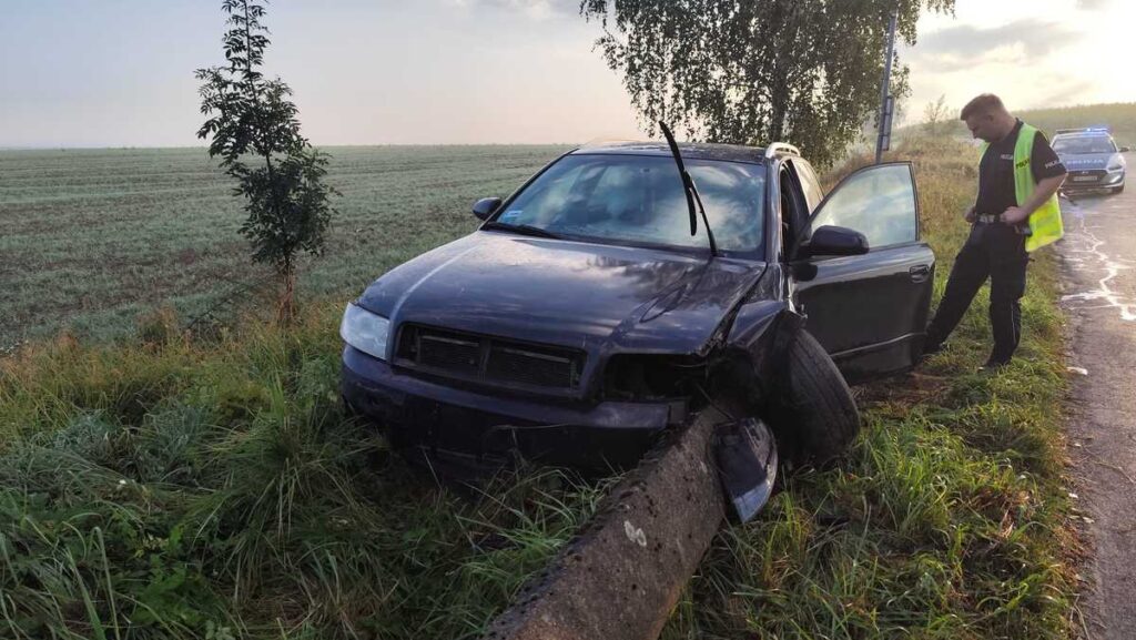 Betonowa bariera wdarła się do auta. 19-latek ranny pod Kościanem