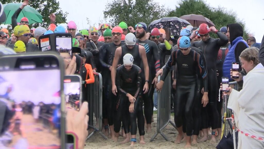 Triathlon w rzęsistym deszczu