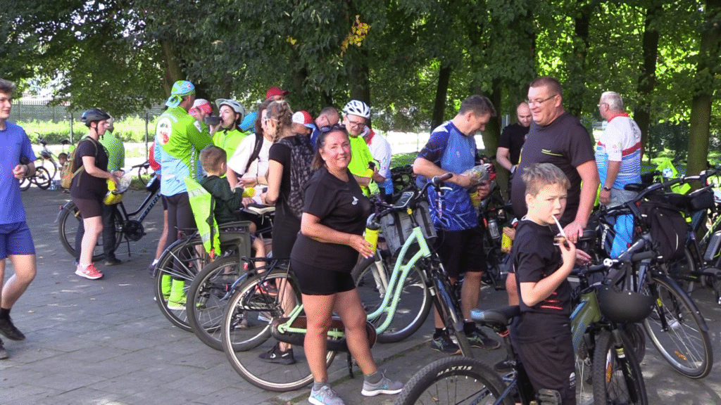 Pedałowali do Zbrudzewa. Słoneczne i upalne zakończenie sezonu rowerowego