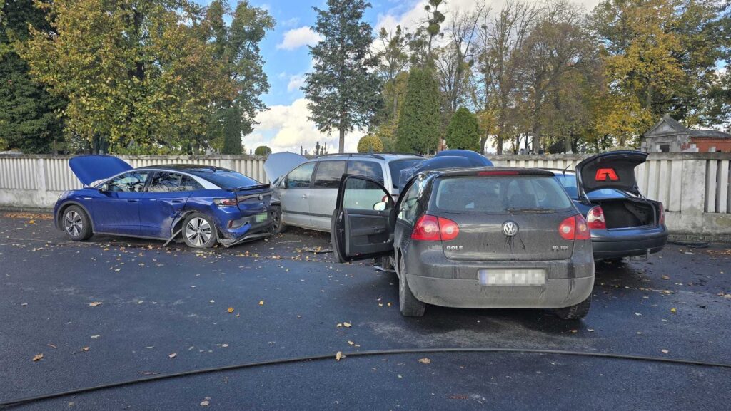 Poszli na cmentarz, gdy wrócili ich auta nie nadawały się do jazdy