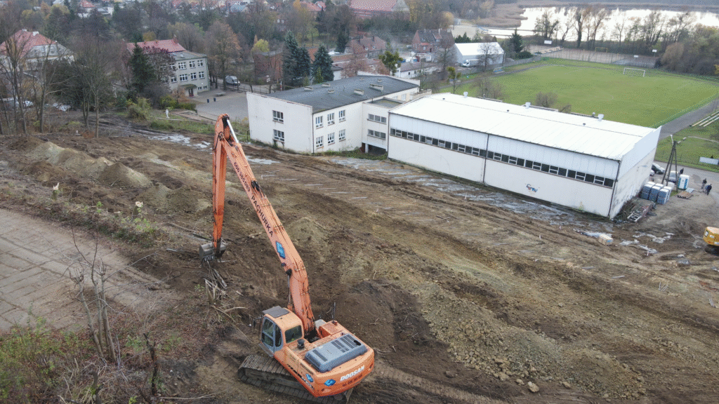 Stabilizacja osuwiska w Dolsku trwa. Część gwoździ wkręcona