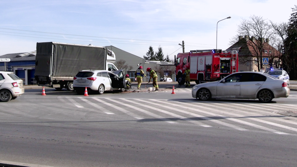 Kolizja przy Polonii. Kierowca kii nie ustąpił pierwszeństwa, oberwał autobus komunikacji miejskiej