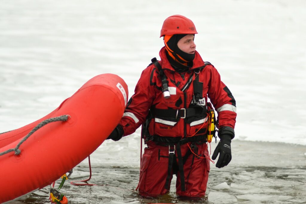 Zima w odwrocie, strażacy wciąż na lodzie