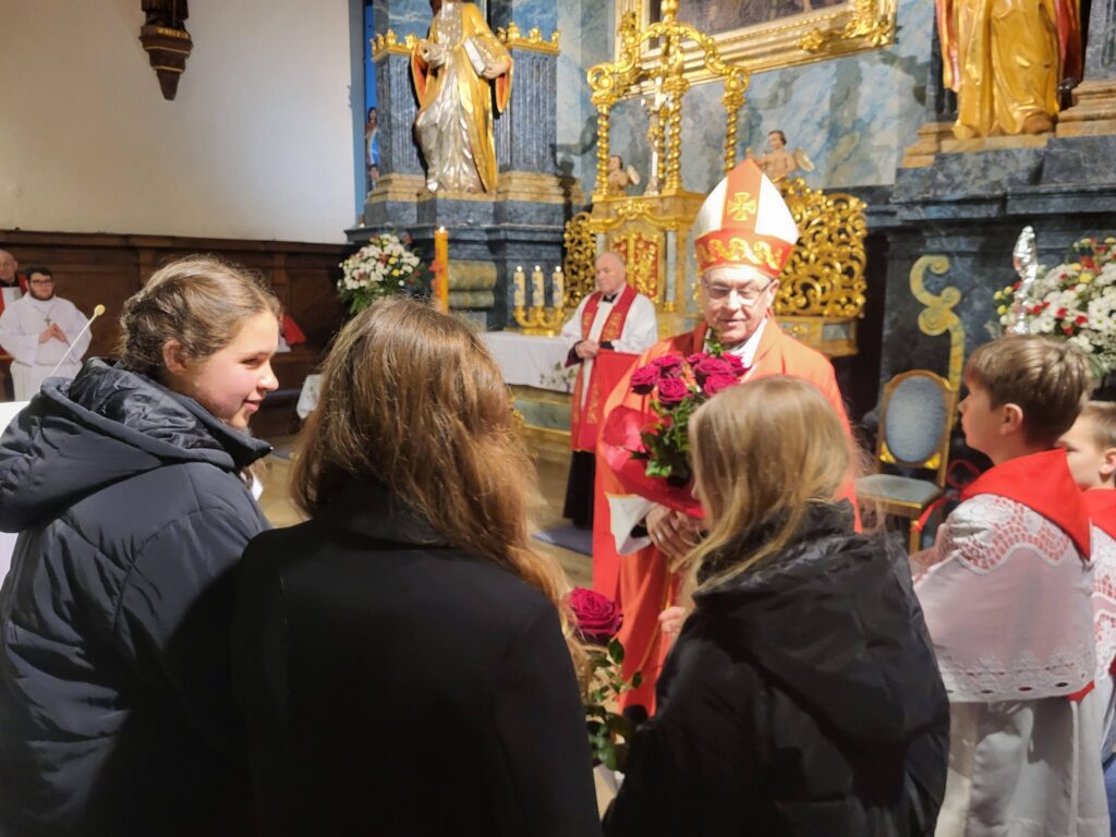 Biskup udzielił bierzmowania śremskiej młodzieży