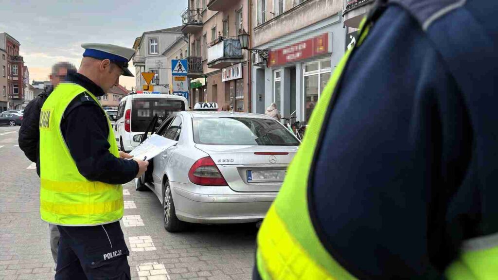 Akcja „TAXI” w Śremie. Policjanci kontrolują „taryfiarzy”