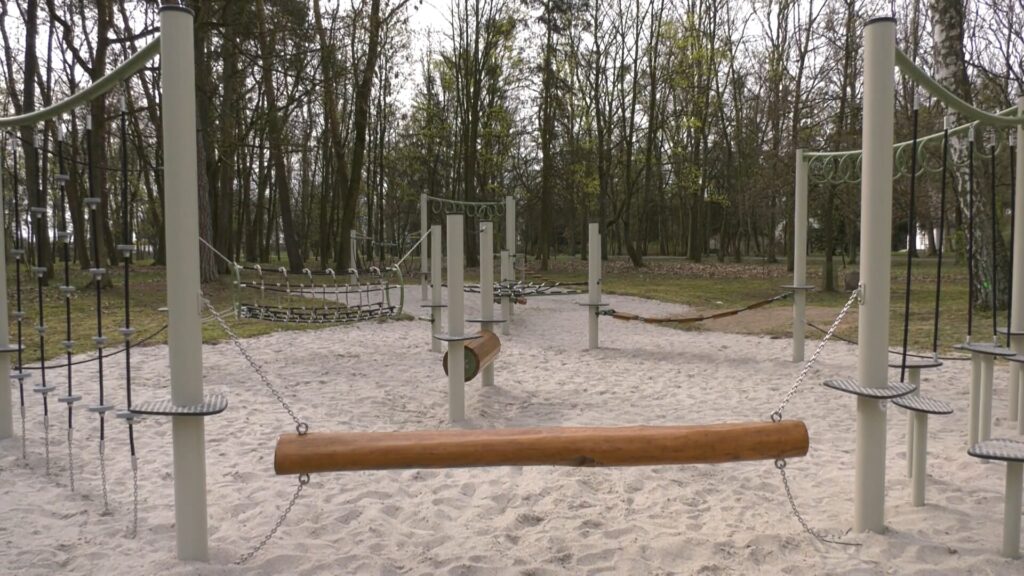 Park linowy powstał w Parku Powstańców Wlkp. Popołudniami tłumy