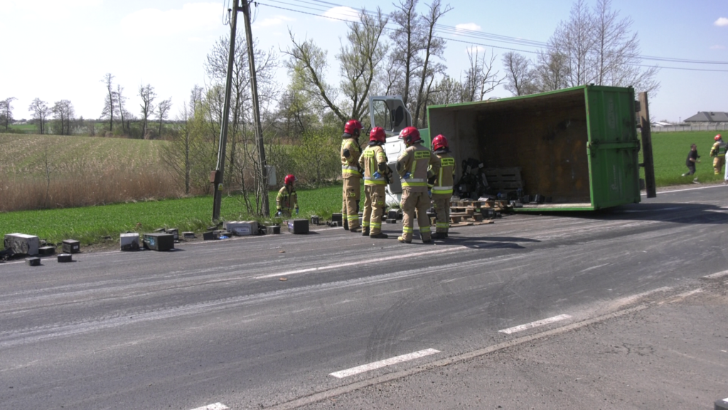 Przewrócona ciężarówka pod Borgowem. Nieudane wyprzedzanie