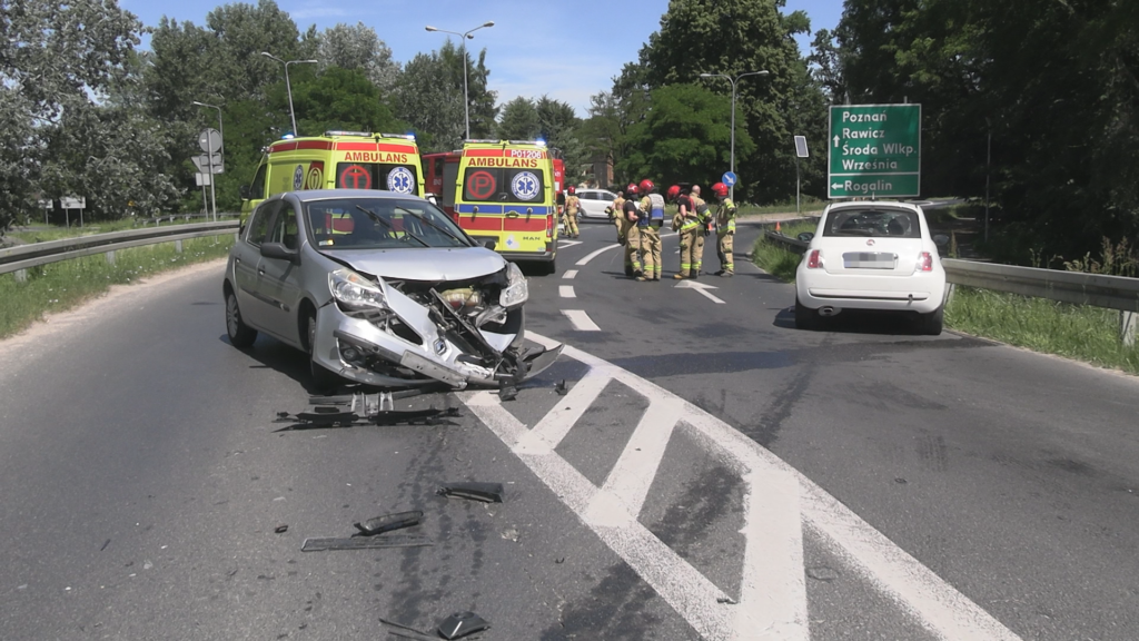 Kraksa na rogatkach Śremu. Doszło do czołówki