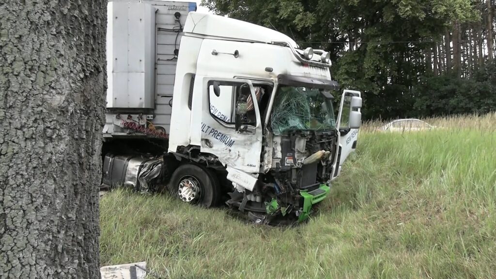 Uderzył w drzewo i wpadł do rowu. Wypadek ciężarówki pod Książem