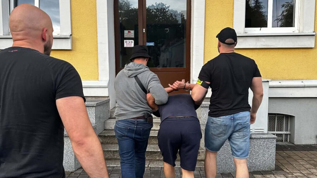 Kliknęła w link i straciła ponad 413 tysięcy złotych. Policja zatrzymała jednego z oszustów