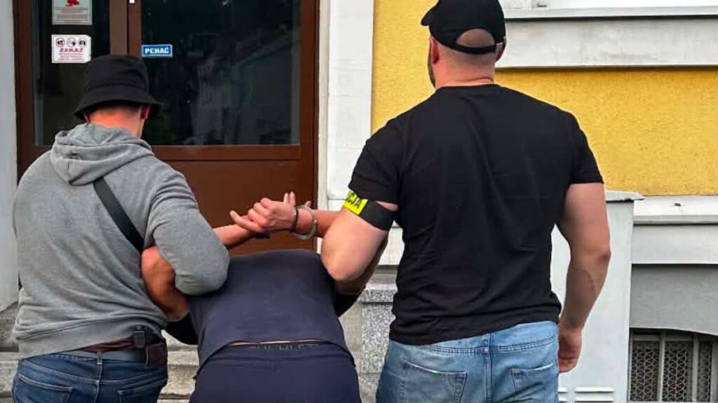 Były partner córki próbował siłą wejść do mieszkania. Zniszczył drzwi, chwilę później był już w rękach policjantów
