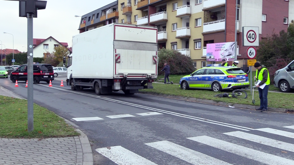 Wypadek na skrzyżowaniu w Śremie. Na miejscu lądował śmigłowiec LPR [WIDEO]
